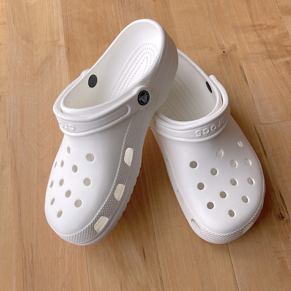 Women’s Crocs Classic Clogs White Size 9 like NEW